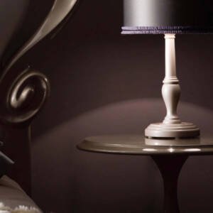 | طاولة جانبية بتصميم ملكي