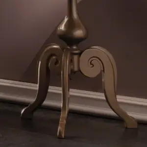 | طاولة جانبية بتصميم ملكي