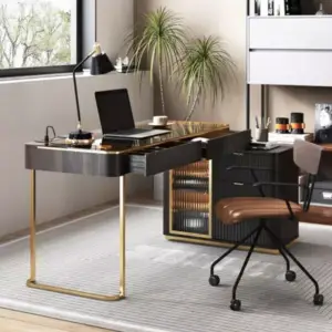 مكتب بتصميم كلاسيكي مع كرسي بسيط