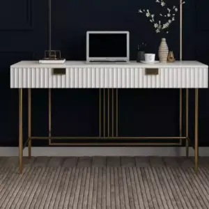 مكتب وكرسي بتصميم مريح