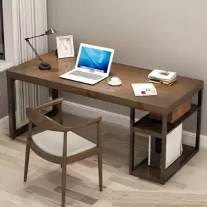 مكتب عمل بأرفف جانبية منظمة