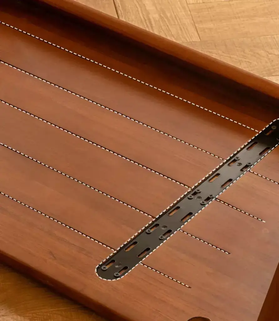 مكتب خشبي بتصميم بسيط و مميز