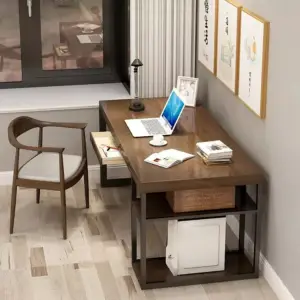 مكتب عمل بأرفف جانبية منظمة