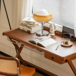 | مكتب خشبي بتصميم بسيط و مميز