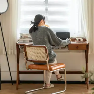 مكتب خشبي بتصميم بسيط و مميز