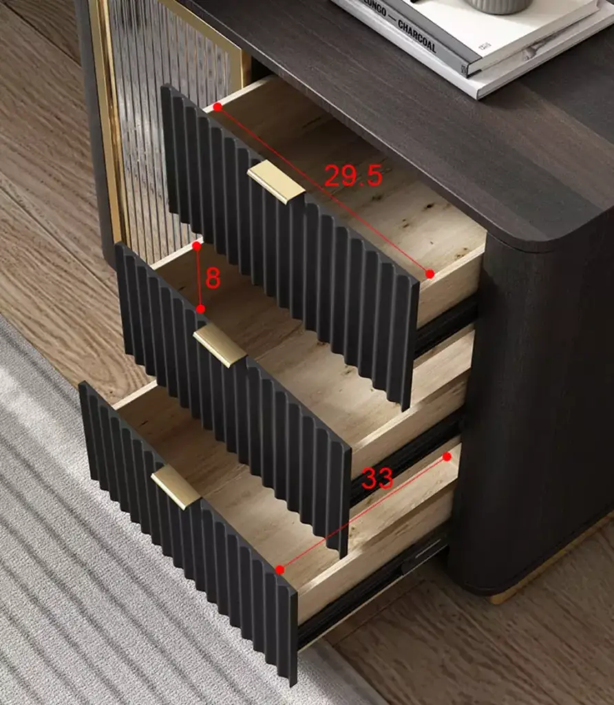 مكتب بتصميم كلاسيكي مع كرسي بسيط