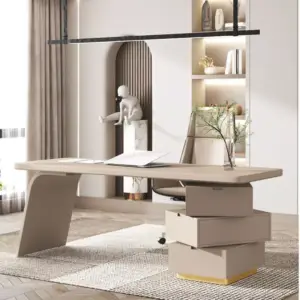 مكتب بتصميم متدرج حديث