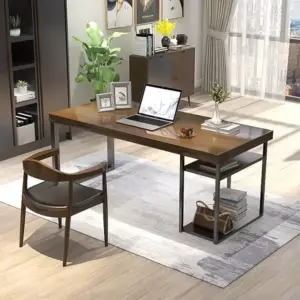 مكتب عمل بأرفف جانبية منظمة