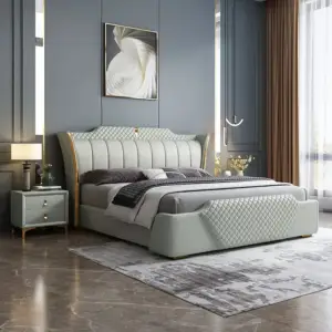 سرير ملكي بلمسات يدوية مع 2 كومودينة