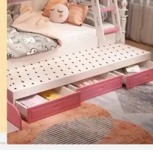 | سرير أطفال كوين فاخر – تصميم فاخر مبطن – قاعدة خشبية متينة – متوفر بألوان متعددة