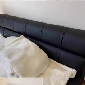 | سرير نوم من جلد بتصميم ايطالي