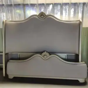 | غرفة نوم كلاسيكية فاخرة بأناقة لا تضاهى