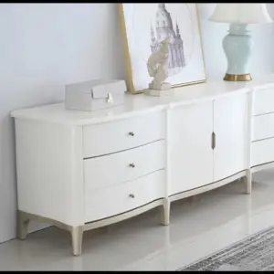 | غرفة نوم كلاسيكية فاخرة بأناقة لا تضاهى