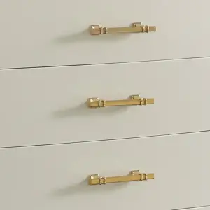 | غرفة نوم كلاسيكية فاخرة بأناقة لا تضاهى