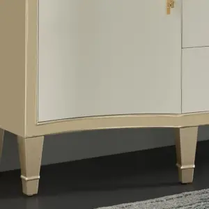 | غرفة نوم كلاسيكية فاخرة بأناقة لا تضاهى