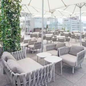 | كرسي من الروطان مصمم للجلسات الخارجية