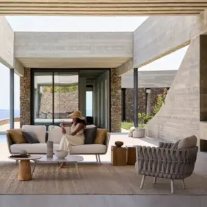 | كرسي من الروطان مصمم للجلسات الخارجية