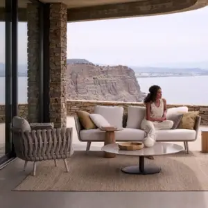 | كرسي من الروطان مصمم للجلسات الخارجية