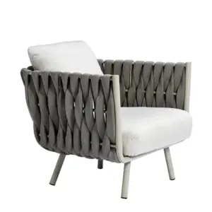 | كرسي من الروطان مصمم للجلسات الخارجية