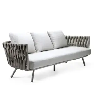 | كرسي من الروطان مصمم للجلسات الخارجية