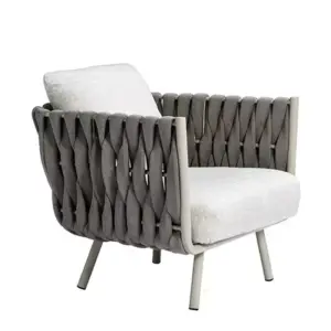 كرسي من الروطان مصمم للجلسات الخارجية 