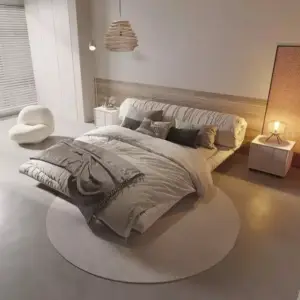 سرير غرفة نوم مع كمودينة بتصميم مميز