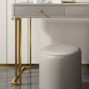 | طاولة تسريحة مع كرسي و مرأة