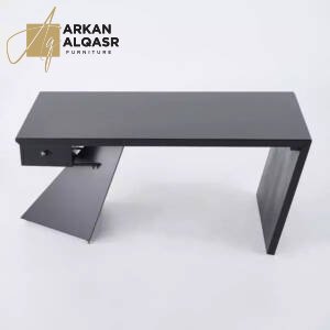 طاولة مكتب خشب بتصميم مميز