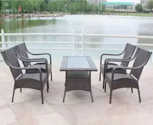 جلسة خارجية مميزة طاولة مع كراسي 