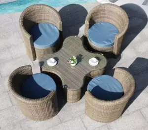 جلسة خارجية مميزة من كراسي و طاولة شيك 