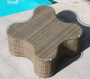 جلسة خارجية مميزة من كراسي و طاولة شيك 