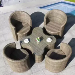 جلسة خارجية مميزة من كراسي و طاولة شيك 