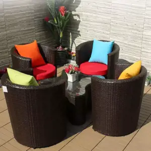 جلسة خارجية مميزة من كراسي و طاولة شيك 