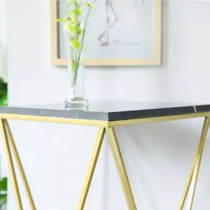 طاولة خدمة من الاستيل المذهب 