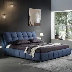 سرير غرفة نوم رئيسية مبطن بالكامل