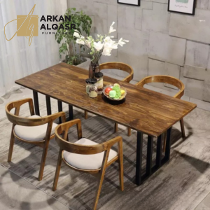 طاولة طعام خشبية بتصميم عصري