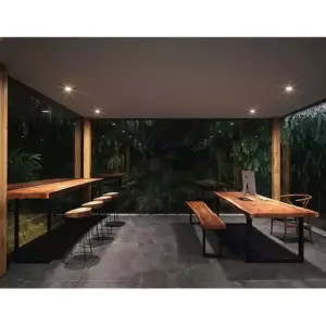 طاولة و اربع كراسي خشبية بتصميم كلاسيكي