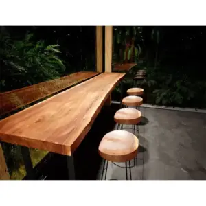 طاولة و اربع كراسي خشبية بتصميم كلاسيكي