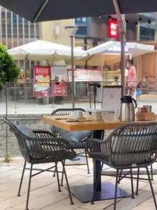 كرسي خيزران ب ارجل حديد
