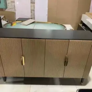 | كونسول خشبي بتفاصيل راقية – سطح عملي وأدراج تخزين – مثالي للممرات وغرف الطعام