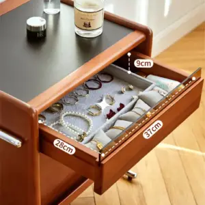 | طاولة جانبية للسرير بتصميم كلاسيك