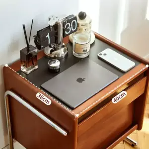 | طاولة جانبية للسرير بتصميم كلاسيك