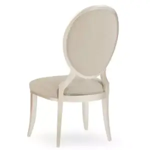 طاولة طعام بسيطة مع كراسي