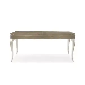 طاولة طعام بسيطة مع كراسي