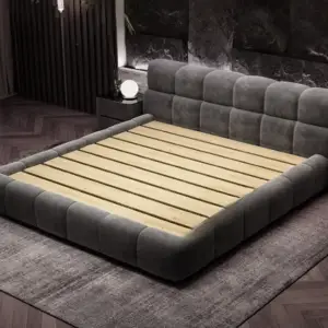 سرير لغرفة نوم بتصميم مميز