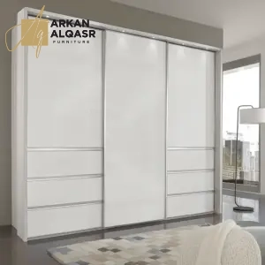خزانة ملابس بتصميم عصري فاخر – أبواب انزلاقية وأرفف داخلية – تشطيب راقٍ وتنظيم مثالي