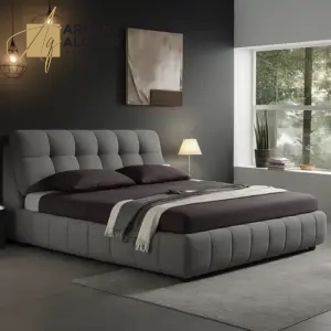 سرير غرفة نوم رئيسية مبطن بالكامل