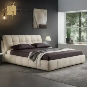 سرير غرفة نوم رئيسية مبطن بالكامل