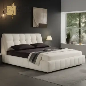 سرير غرفة نوم رئيسية مبطن بالكامل