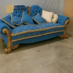 كنب ثلاثي فاخر على الطراز الملكي – تصميم فاخر وتفاصيل منحوتة – تنجيد ناعم وهيكل خشبي متين 3 كنب ثلاثي فاخر على الطراز الملكي – تصميم فاخر وتفاصيل منحوتة – تنجيد ناعم وهيكل خشبي متين